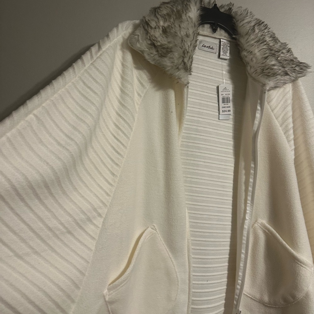 Cozy Cream Cape with Faux Fur Collar - Picture 4 of 6